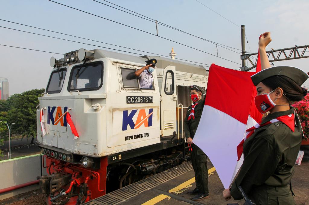 Kibarkan Bendera Merah Putih Di Kereta Api