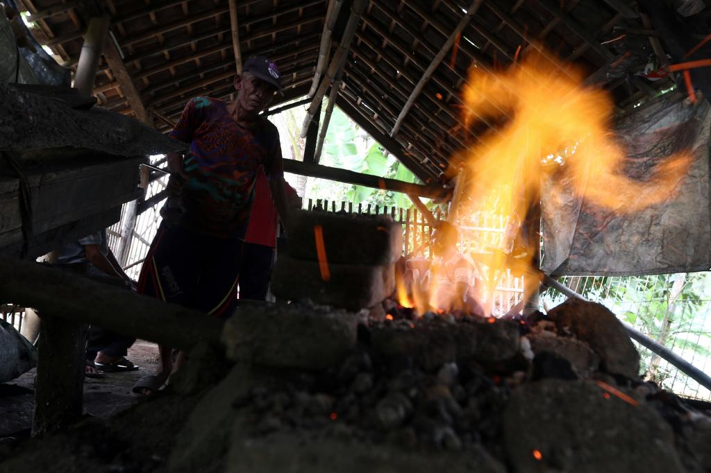 Menengok Pembuatan Pacul Rumahan