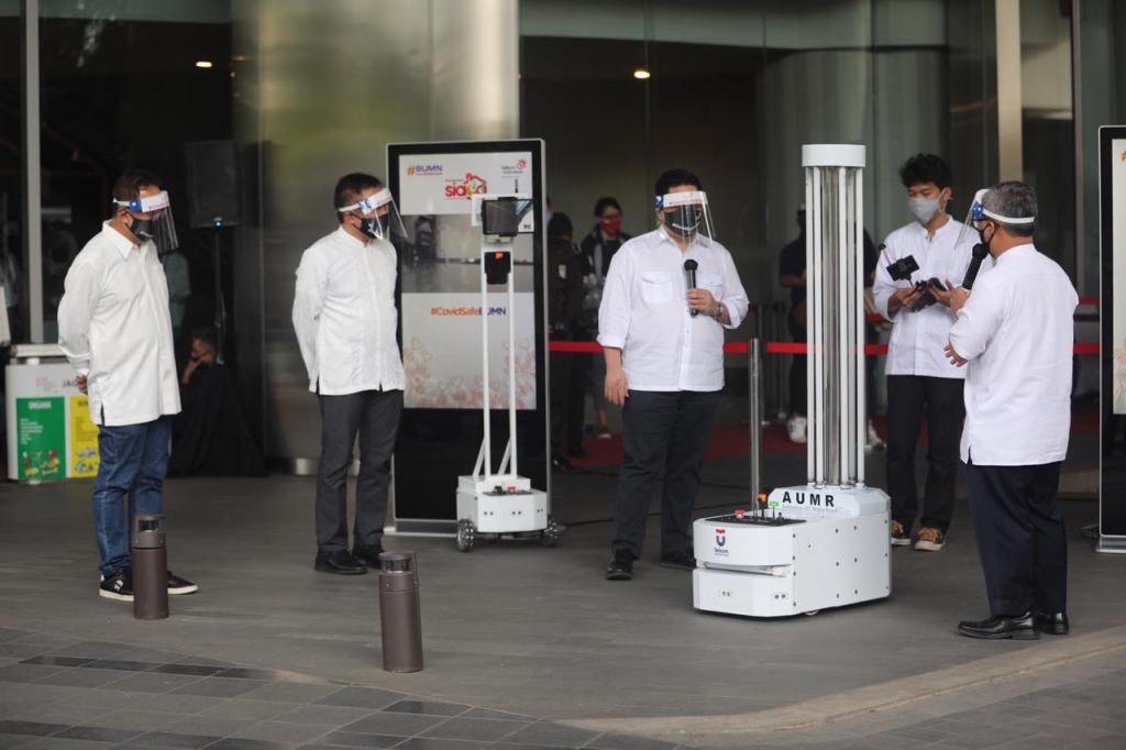 Menteri BUMN Erick Thohir Saksikan Demo Robot Disinfektan ...