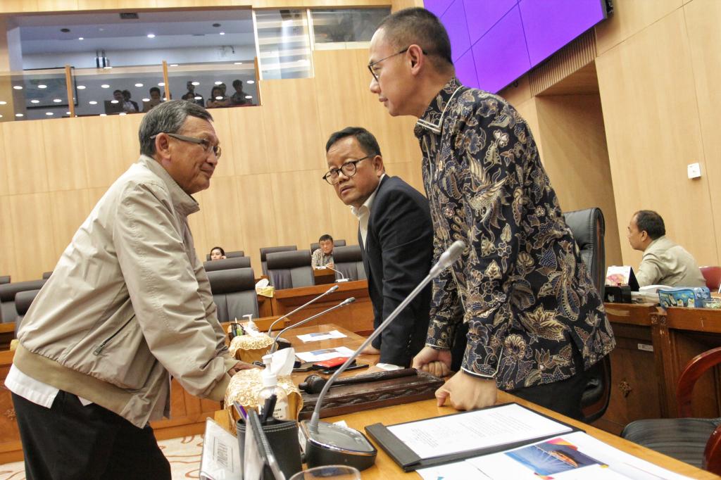 Menteri ESDM Raker Dengan DPR Bahas Harga Gas Bumi