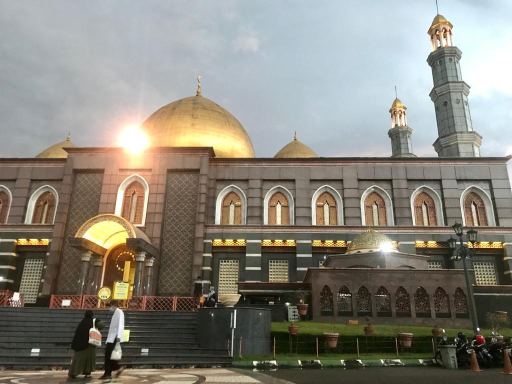 Ngabuburit Di Masjid Kubah Emas