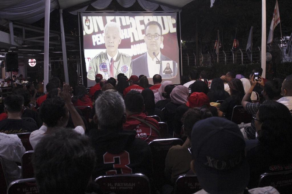 Nobar Debat Capres Ketiga Di Posko Kemenangan Ganjar-Mahfud