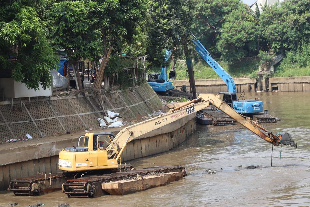 Pengerukan Lumpur Di Kali Ciliwung