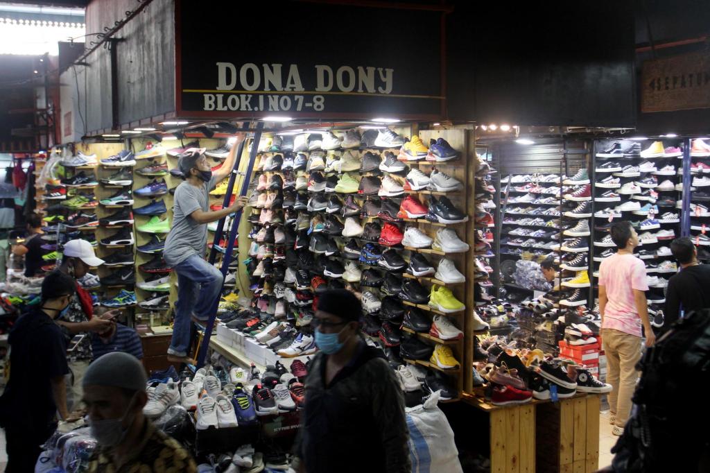 Penjualan Sepatu  di Pasar  Taman Puring Masih Sepi Pengunjung