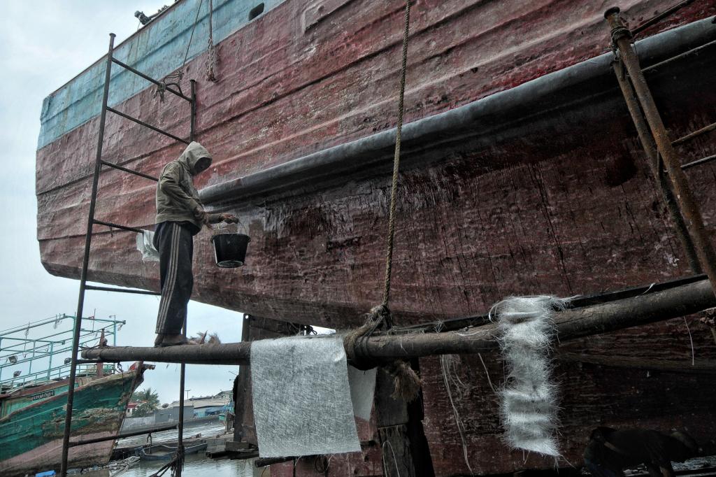 Perbaikan Kapal Nelayan Di Muara Angke