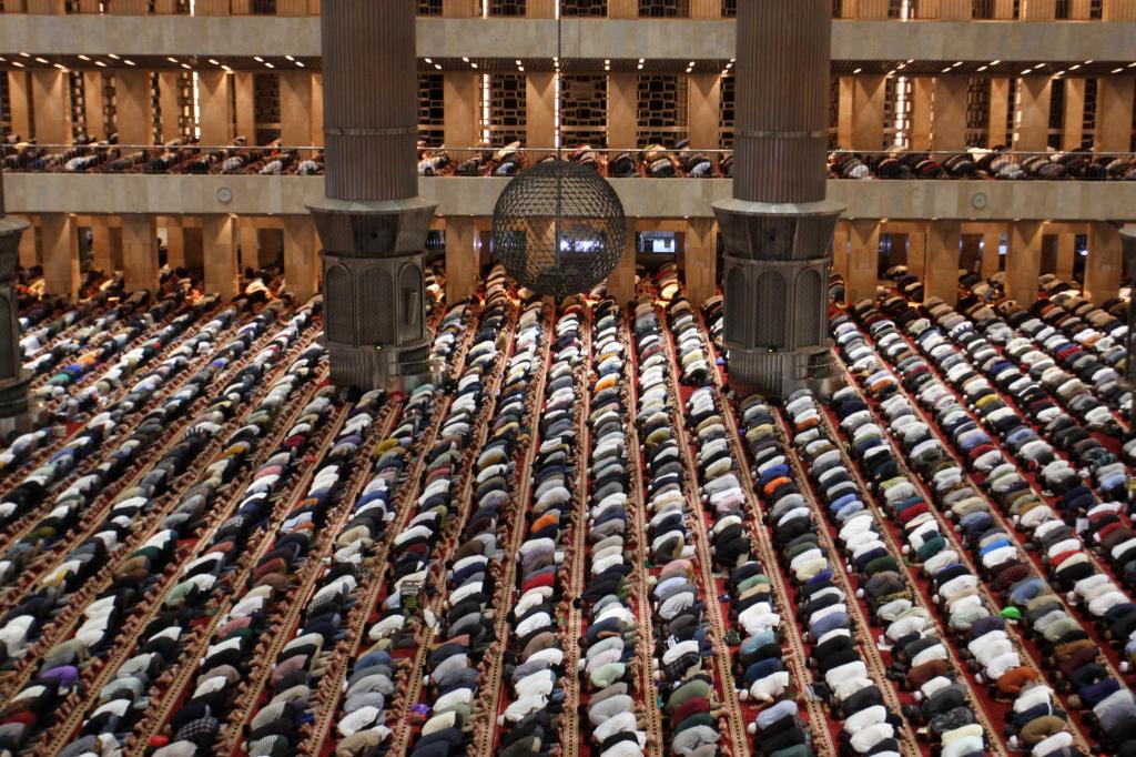 Sholat Tarawih umat Islam di masjid
