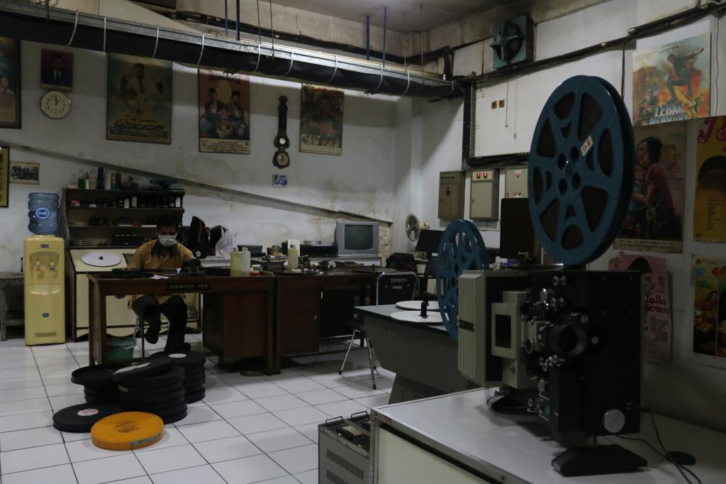 Seorang pekerja menyambung pita seluloid yang putus di gedung pusat perfilman H. Usmar Ismail, Jakarta Selatan, Rabu (20/03) Lembaga yang bernama Sinematek Indonesia merupakan tempat pengarsipan dan penyelamatan dokumen film yang didirikan tahun 1975 oleh H. Misbach Yusa Biran dan Asrul Sani.