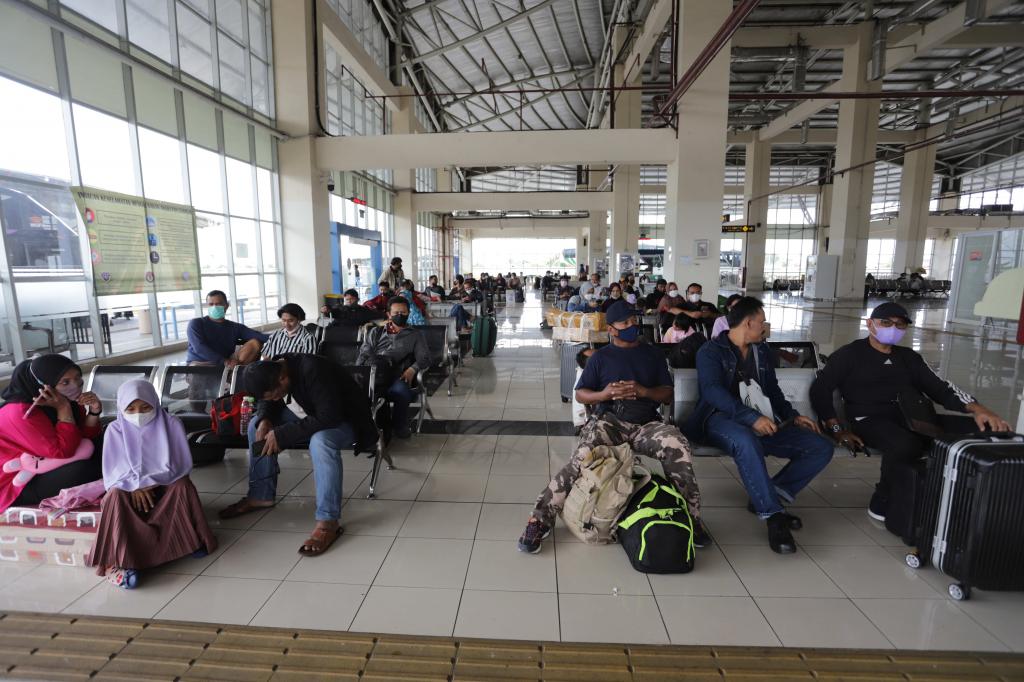 Terminal Pulo Gebang Masih Sepi Penumpang