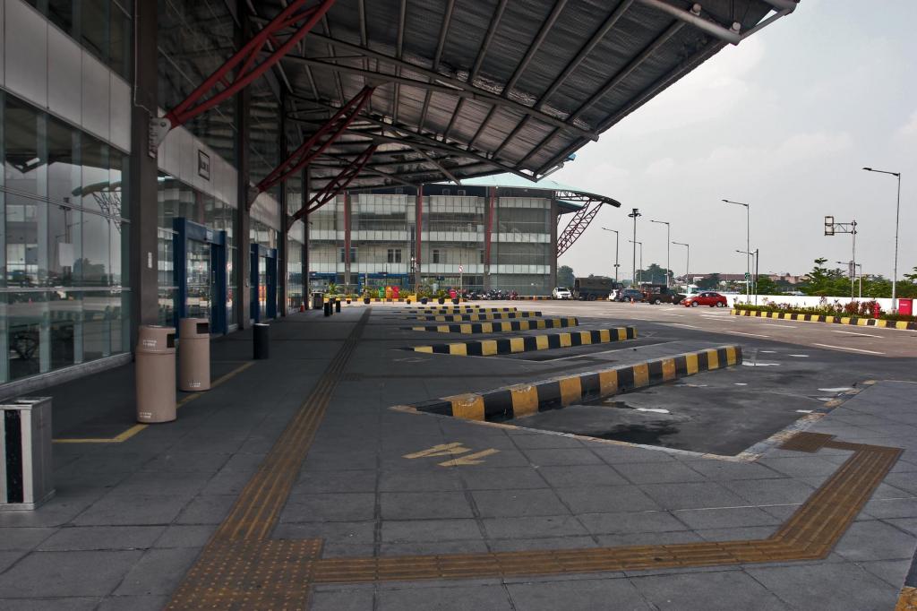  Terminal  Pulo  Gebang  Sepi Pasca Lebaran