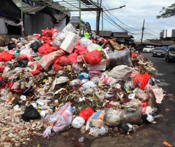 TPST Bantargebang Penuh, Sampah Menggunung di Sejumlah Titik Jakarta