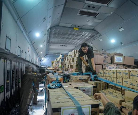 Senin Pagi, Pemerintah Kirim 31 Ton Bantuan Ke NTT & 500 Pompa Air Ke Kalimantan