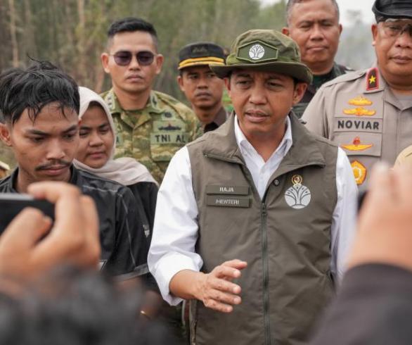 Menhut Raja Juli Tinjau Karhutla di Kalsel, Pastikan Pemadaman Maksimal