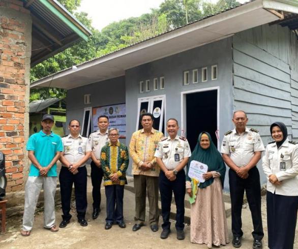 Haru Ibu Yurmina Saat Bedah Rumah Kemenimipas Di Merangin
