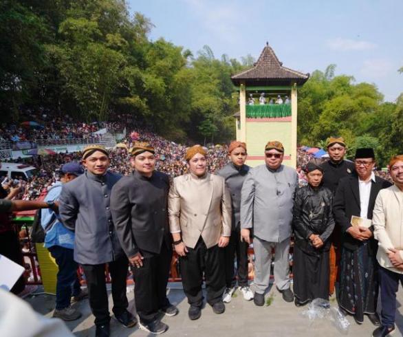 Menko Airlangga Ajak Warga Lestarikan Tradisi Grebeg Ageng Andum Apem Yaaqawiyyu