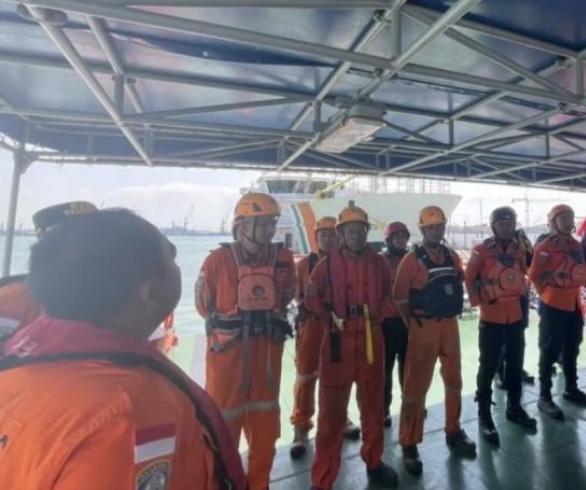 Terbakar di Perairan Utara Madura Evakuasi KMP Mutiara Sentosa II, Basarnas Kerahkan KN SAR 249 Permadi
