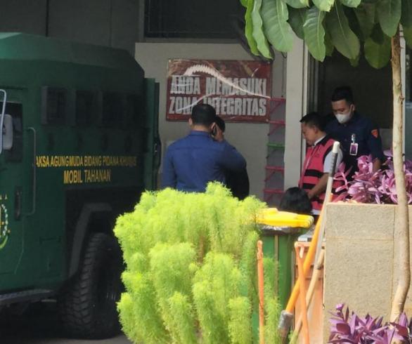 Dijemput Mobil Tahanan Kejagung, Febrie Keluar dari Rutan KPK
