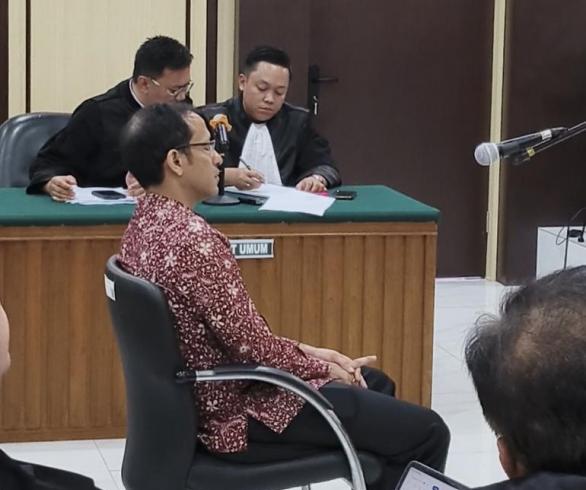 Sidang Banding, Nadiem Banyak Merem dan Mainkan Jari