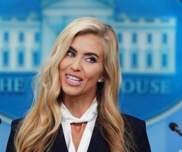 Cuma Jawab 3 Wartawan, Sekretaris Pers Baru Trump Gugup Baca Contekan