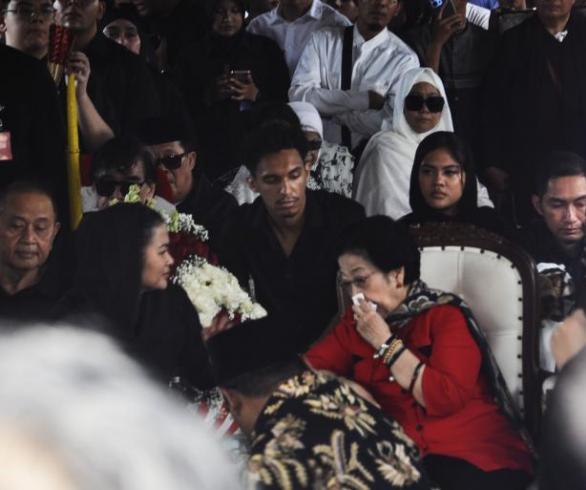 Megawati Soekarnoputri Menangis di Pemakaman Guruh Soekarnoputra