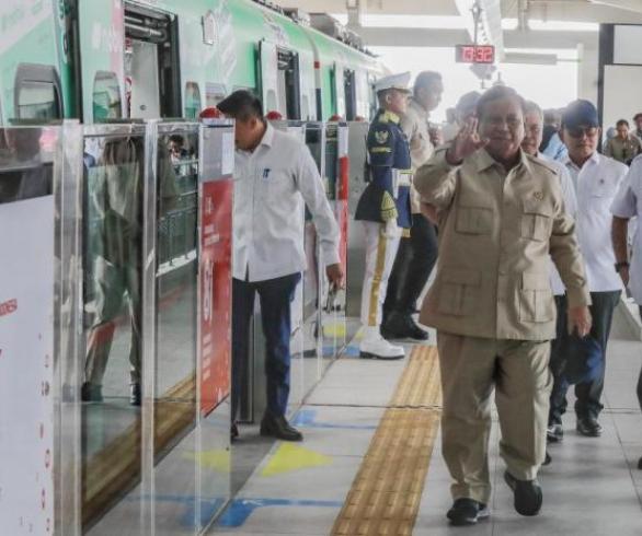 Jajal LRT, Prabowo: Enak, Luar Biasa!