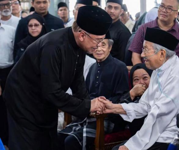 Mantan PM Malaysia Mahathir Mohamad Dirawat di Institut Jantung Nasional