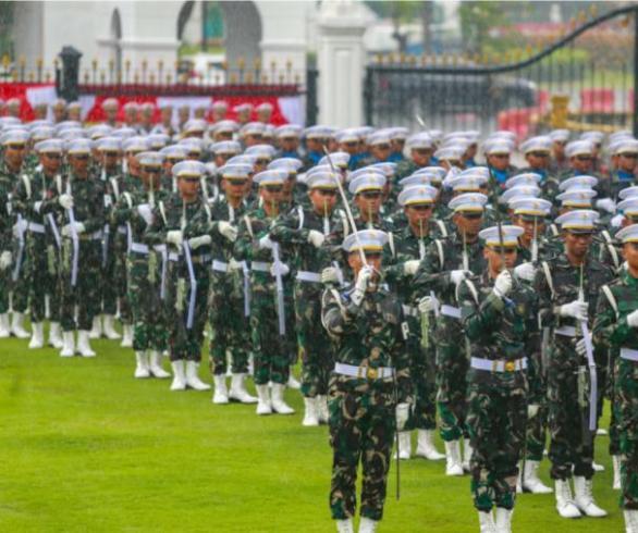 Istana Diguyur Hujan, Pasukan Upacara Tetap Semangat Gladi Kotor HUT Ke-80 RI