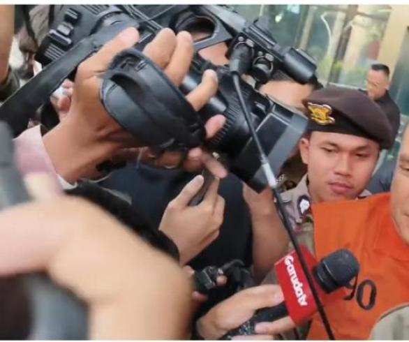 OTT Imigrasi Pakai Rompi Oranye, Silmy Karim Ditahan KPK