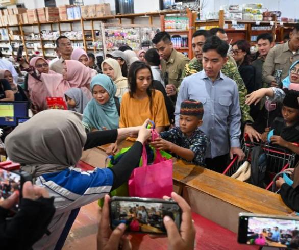Wapres Ajak Anak Panti Di Gorontalo Belanja Perlengkapan Sekolah