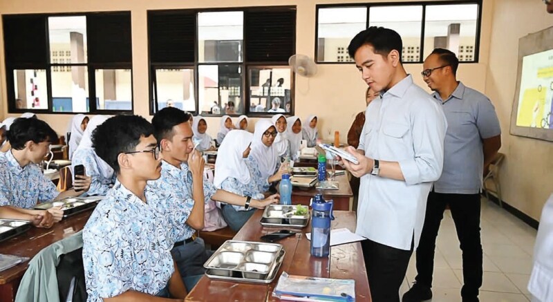 Wakil Presiden (Wapres) Gibran Rakabuming meninjau implementasi Program Makan Bergizi Gratis (MBG) di SMAN 2 Tasikmalaya