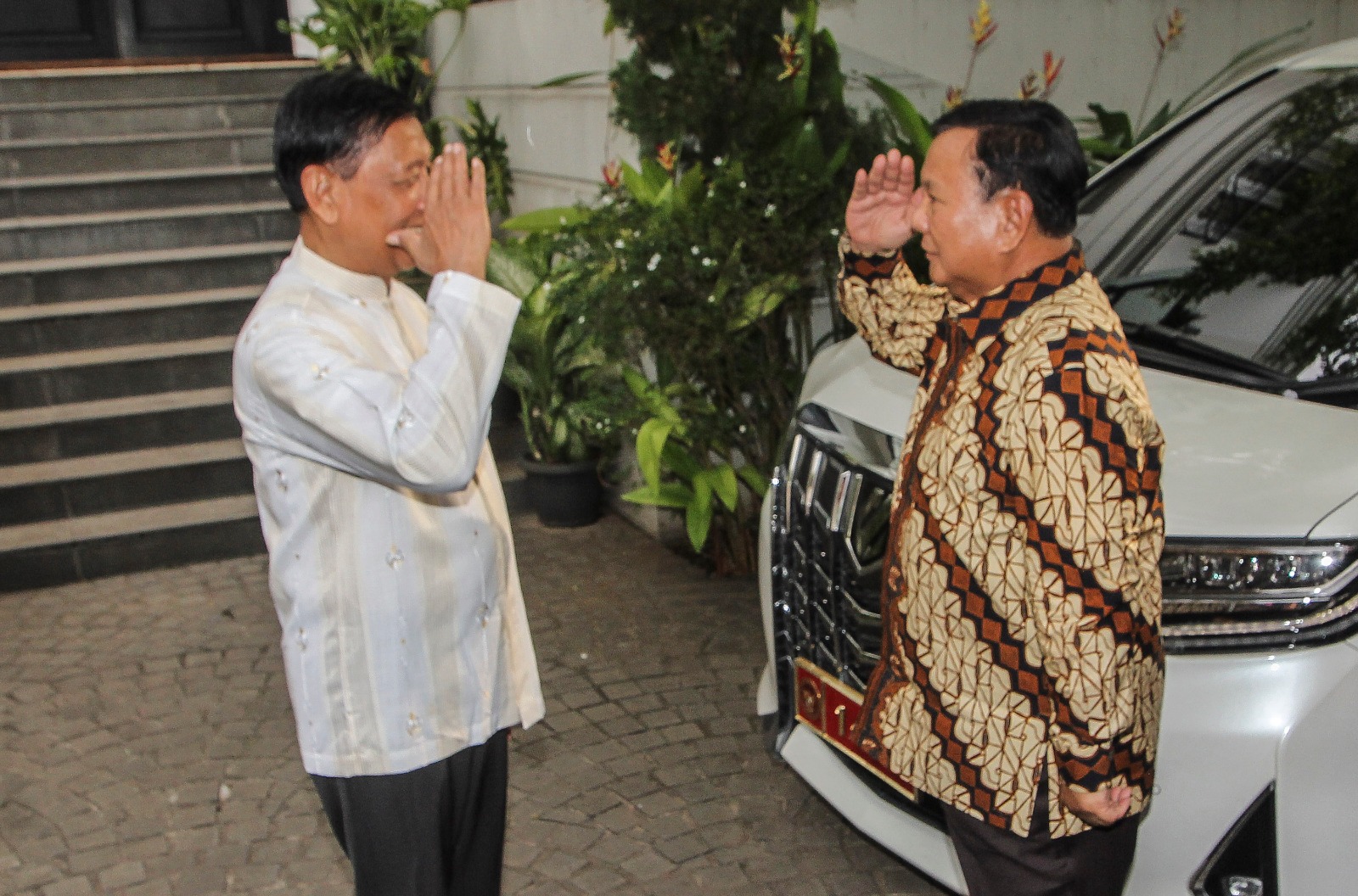 Menhan Prabowo Subianto memberi hormat saay bertemu anggota Wantimpres Wiranto. (Foto: Dwi Pambudo/RM)