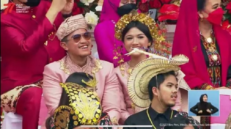 Kaesang Pangarep Tampil Serasi dengan Erina Gudono Dalam Upacara HUT Kemerdekaan RI di Istana.