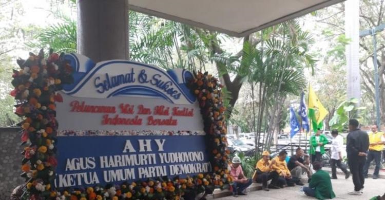 Karangan bunga ucapan selamat untuk KIB dari Ketum Demokrat AHY.