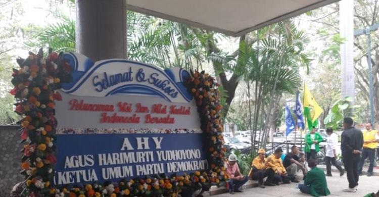 Karangan bunga ucapan selamat untuk KIB dari Ketum Demokrat AHY. 