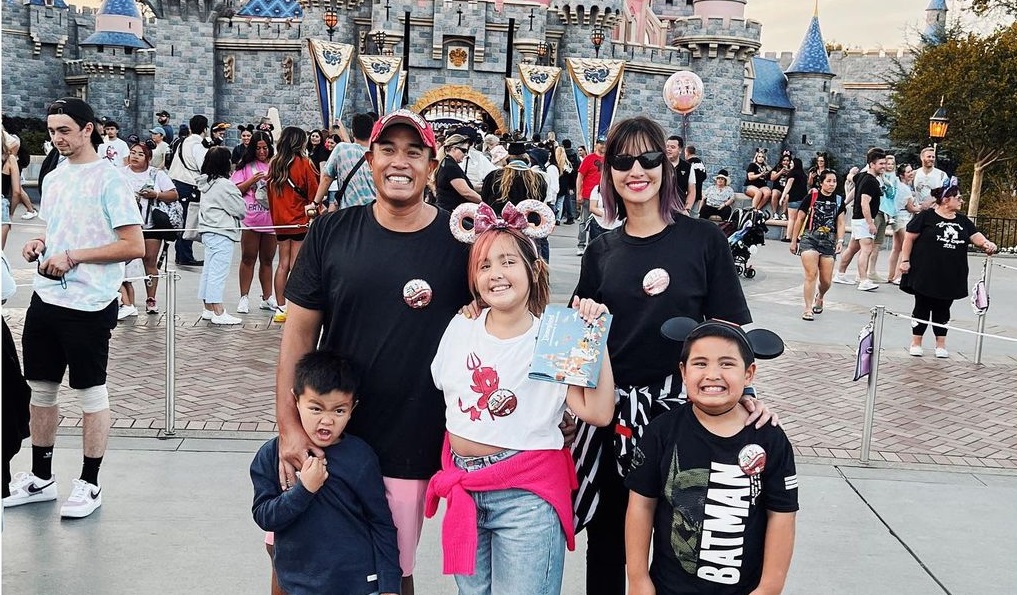 Nia Ramadhani bersama keluarga berlibur ke Disneyland