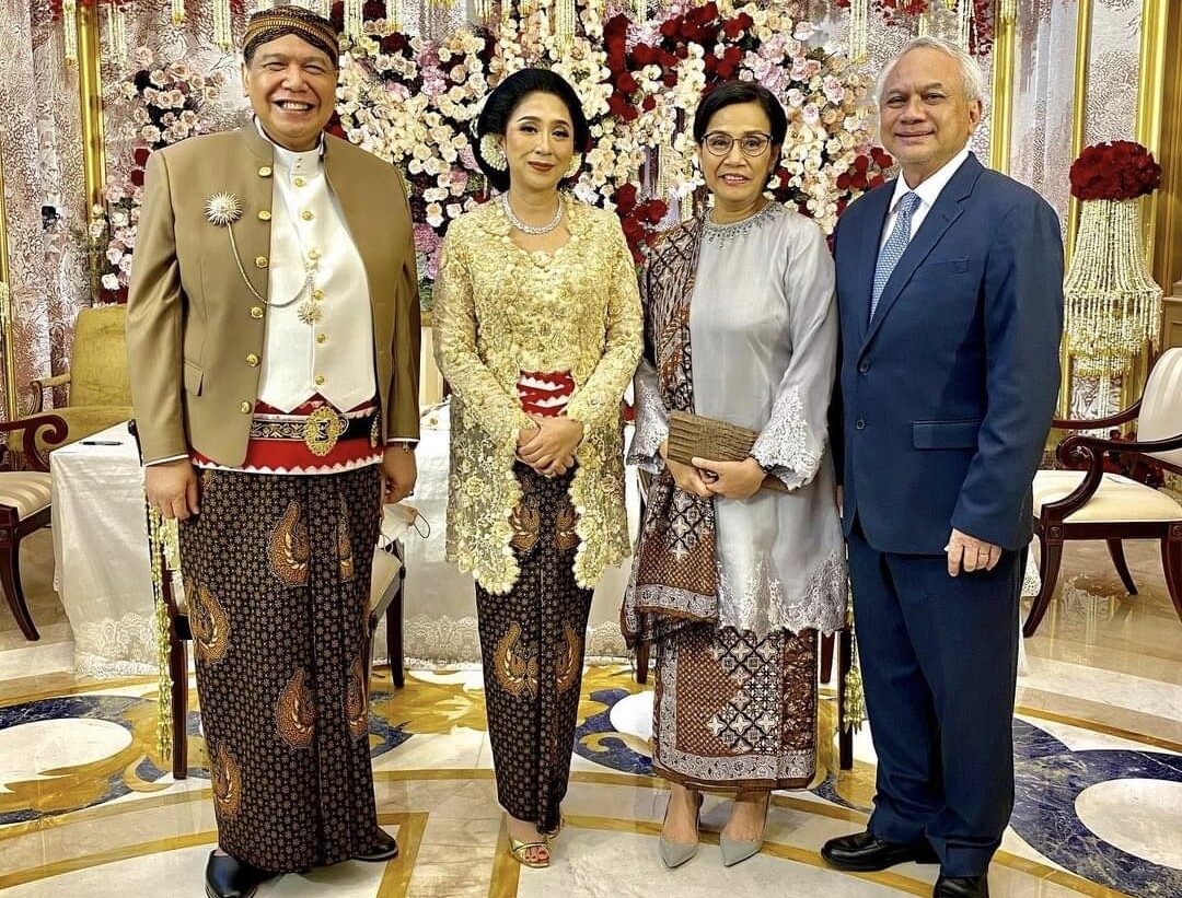 Menkeu Sri Mulyani Indrawati dan suami, saat berfoto bareng Chairul Tanjung dan istri di tengah pernikahan Putri Tanjung.