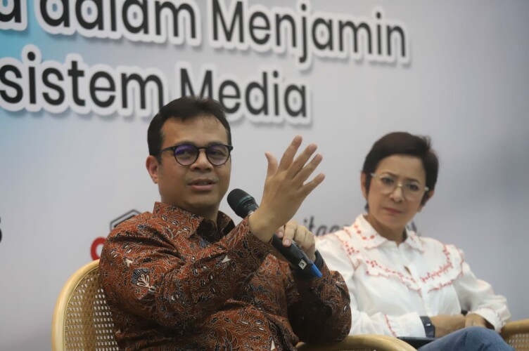 Wakil Menteri Komunikasi dan Digital (Wamenkomdigi) Nezar Patria (kanan) dan Anggota Komisi I DPR RI Nurul Arifin dalam RUU Penyiaran