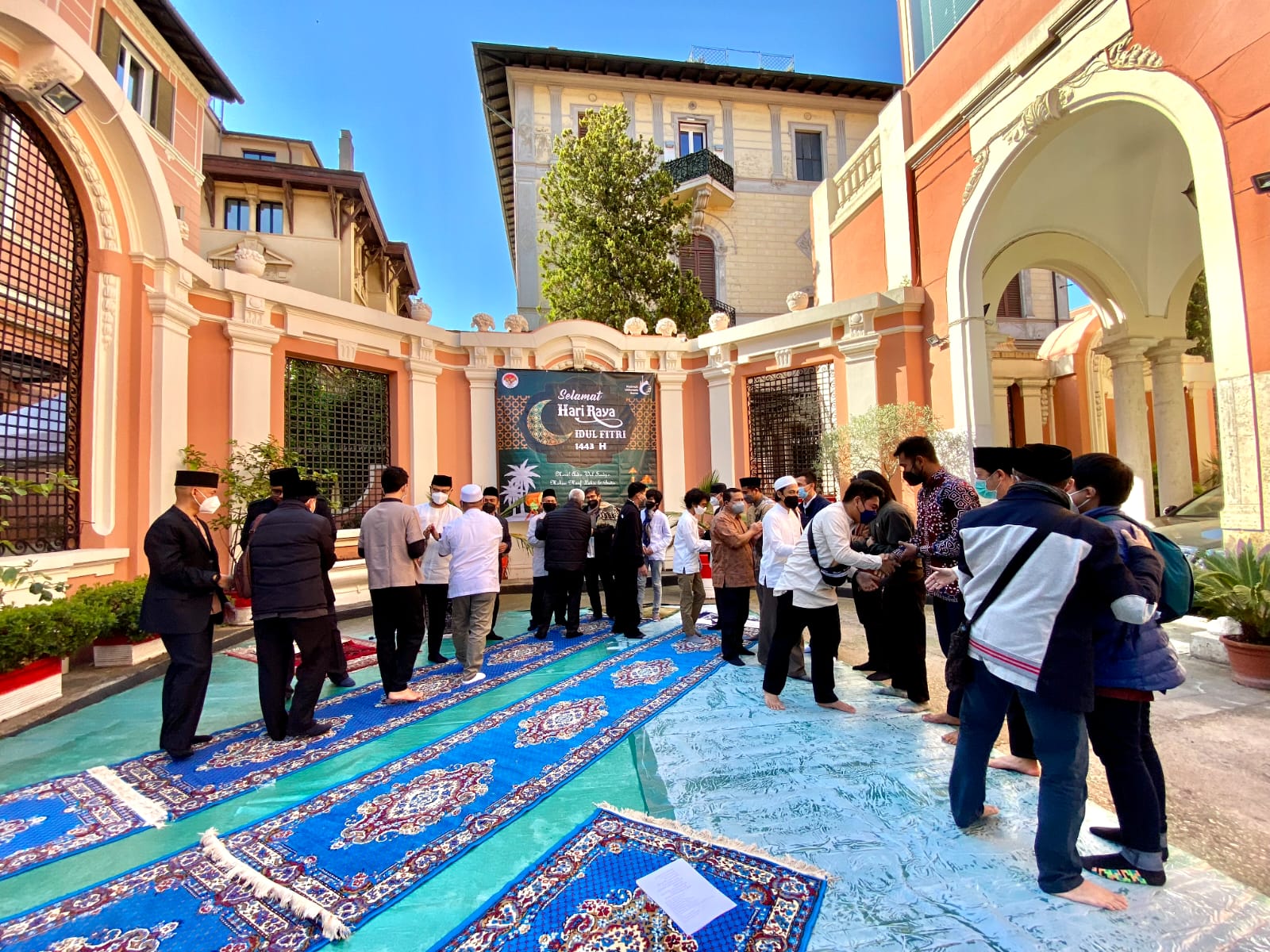 Silaturahmi dan halal bihalal dalam perayaan Idul Fitri di KBRI Roma, Italia.